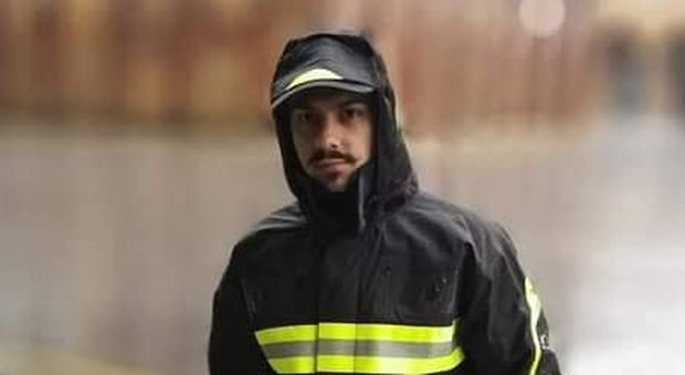 Nino Candido, i funerali del vigile del fuoco a Reggio Calabria. Lutto cittadino, il sindaco: «Un figlio di questa terra»