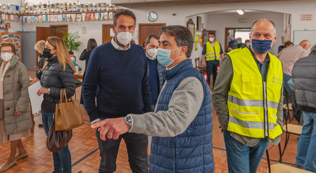 Il sindaco di Treviso Mario Conte assieme al collega di Villorba, Marco Serena, al centro vaccini di Villorba