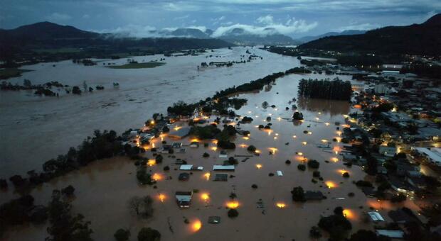Alluvioni e inondazioni, da Dubai al Kenya, dalla Cina al Brasile. Nucera: «Colpa di El Niño, ma anche del cambiamento climatico»