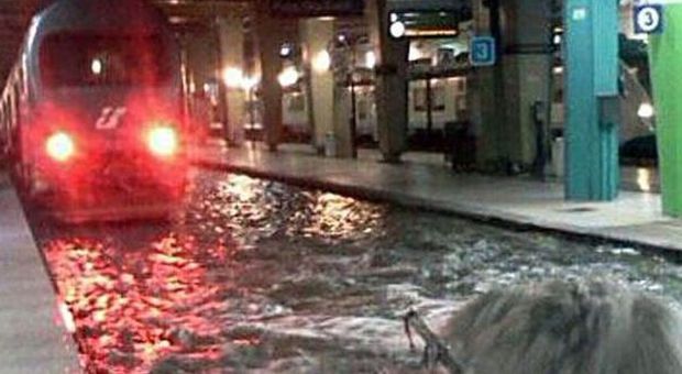 Nubifragio in città, allagamenti e polemiche Trasporti in tilt. Centinaia di Sos/Foto-Video Fiume di acqua e fango nella metropolitana