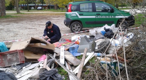 I rifiuti abbandonati in via U. Pettini a Terni