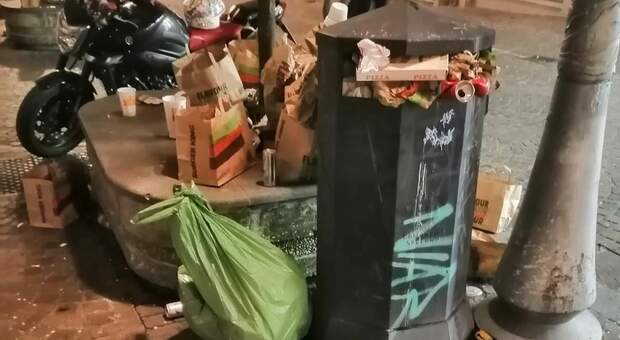 Salerno, la movida ignora il virus: tornano ressa, rifiuti e vandalismi