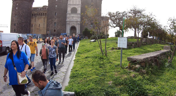 Napoli, pienone di turisti per il weekend di Pasqua: «Ma troppa sporcizia e degrado»
