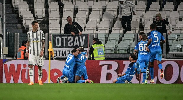 Juventus-Napoli 0-1, decide il gol al 93' di Raspadori. Il Var cancella il vantaggio di Di Maria