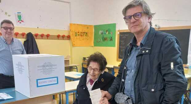 Teresa Renghini al voto a Falconara: un'elettrice di 100 anni