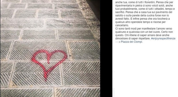 Disegna un cuore sul marciapiede, writer romantico rimproverato dal sindaco sui social