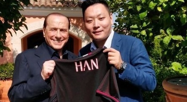 Berlusconi si sfoga: "O arrivano i soldi del closing o mi tengo il Milan"