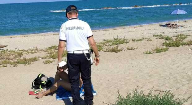Blitz della polizia locale a Porto Potenza, multati tre nudisti: erano sulla spiaggia libera davanti all’ex Babaloo