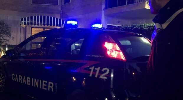 I carabinieri durante l'arresto del 22enne romano, accusato di tentato omicidio