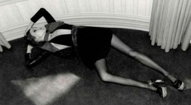 La modella è troppo magra: censurata in Gb la pubblicità di Yves Saint-Laurent -Guarda
