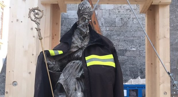 Terremoto, recuperata statua San Benedetto sotto macerie - Guarda
