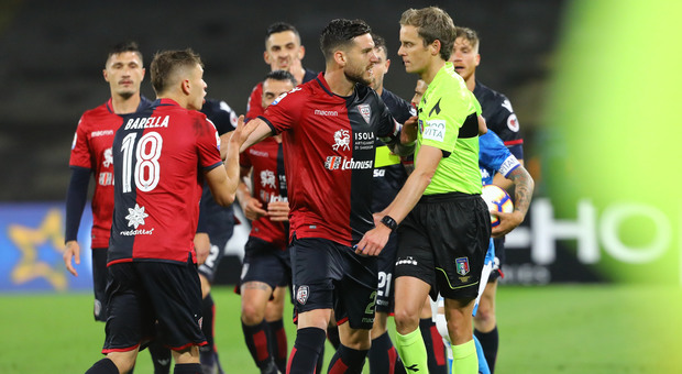Cagliari rosso(blù) di rabbia: «Al Napoli rigore mai fischiato»