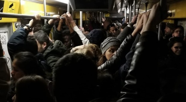 Napoli, metro ferma al buio: malori tra i passeggeri, stop alla linea 1