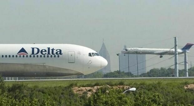 Aereo Delta Milano-Atlanta, forte turbolenza in volo: 11 passeggeri ricoverati in ospedale