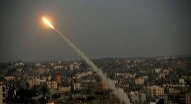Gaza, due razzi su Tel Aviv: torna l'allarme dopo 2 anni. Immediata la risposta di Israele