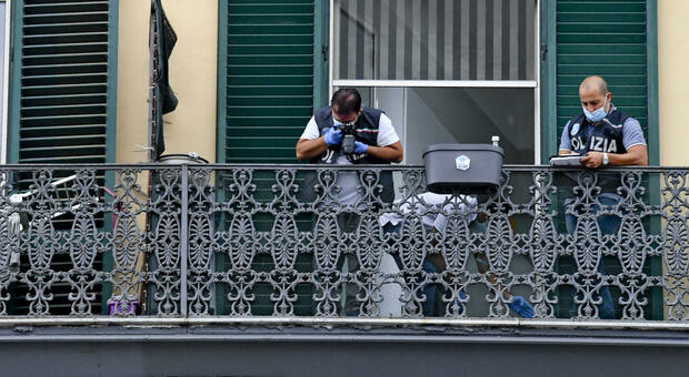 Napoli, bambino di 4 anni precipita dal balcone e muore sul colpo. Vicini di casa sconvolti