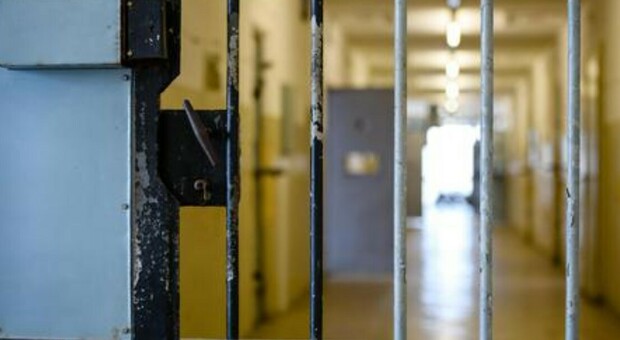 Calci e schiaffi a un detenuto: tre agenti arrestati per tortura. L'orrore nel carcere di Bari