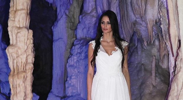 Una modella in abito da sposa nelle Grotte di Frasassi