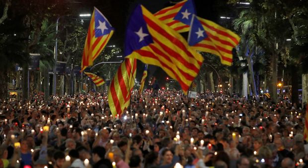 Catalogna, l'ora della verità: i tre possibili scenari