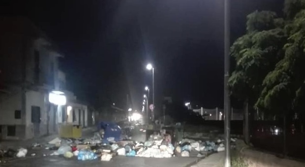 Barricate di rifiuti in strada: la rivolta a Ercolano