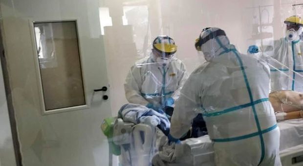 Coronavirus in Campania, meno contagi ma ospedali sotto attacco: 128 infetti, due guariti