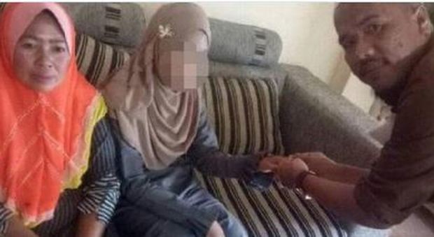 Imam sposa una bambina di 11 anni, la foto fa indignare il web. I familiari: è innamorata