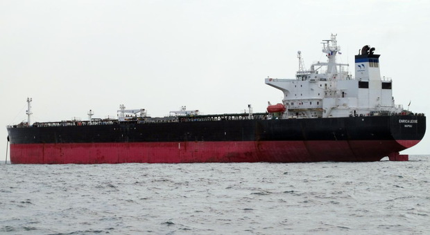 Russia, una “flotta ombra” per aggirare le sanzioni: acquistate più di 100 vecchie petroliere