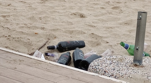 Le bottiglie di vino abbandonate in spiaggia