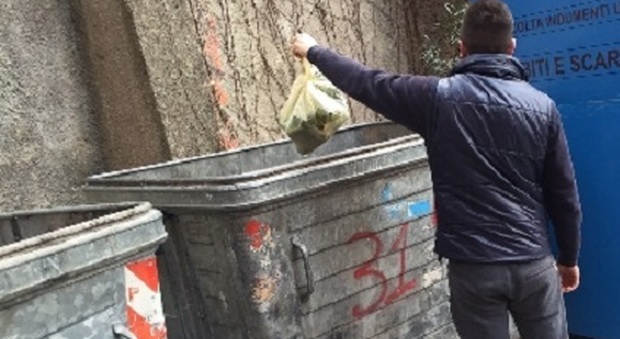 Roma, aggredito per strada mentre getta la spazzatura: è in fin di vita
