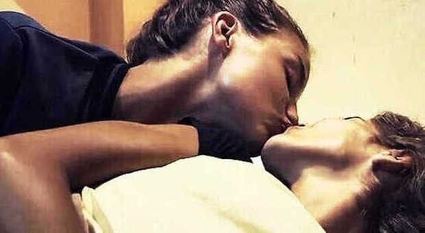 Il bacio fra Francesca Fioretti e Ariadna Romero dopo