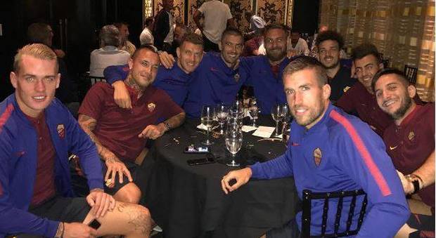 Roma, cena di squadra prima dell'Inter: relax e sorrisi a due giorni dal big match