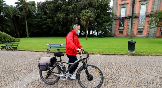 Fase 3 a Napoli, de Magistris annuncia: «Sì a biciclette, monopattini e picnic nei parchi»