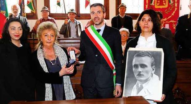 Il sindaco Poletto con i famigliari di Elio Bordignon