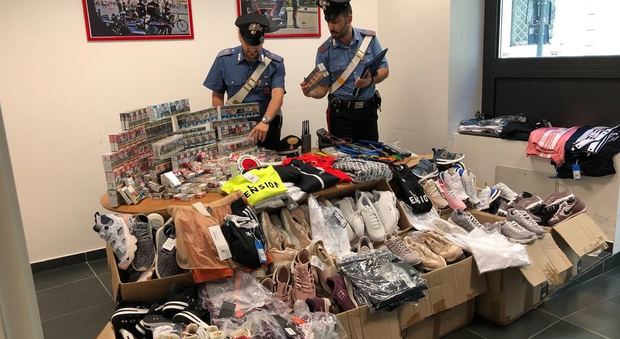 Roma, in un garage 11 scatoloni di merce rubata in due negozi del centro: scarpe e vestiti diretti in Romania