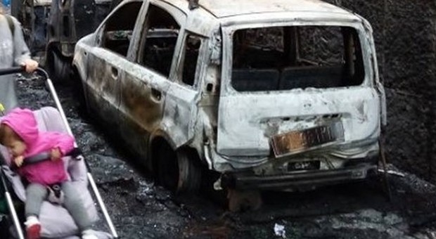 Napoli: auto in fiamme, paura nella scuola di Forcella. Gli alunni restano a casa