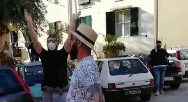 Coronavirus Napoli, festa illegale per strada: in 50 ballano e cantano nonostante i divieti