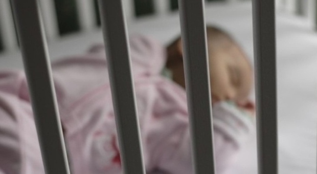 Tragedia nel casertano, bimbo di 4 mesi morto nella culla: sua madre ha dato l'allarme