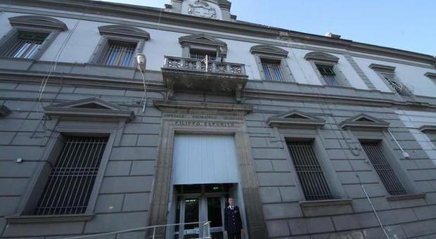 Cinque agenti della Penitenziaria aggrediti da un internato nell'ospedale psichiatrico di Aversa