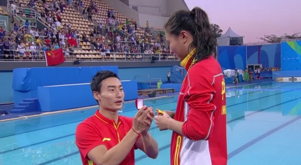 Rio 2016, chiede di sposarla in mondovisione: nozze in vista per la medaglia d'argento cinese He Zi