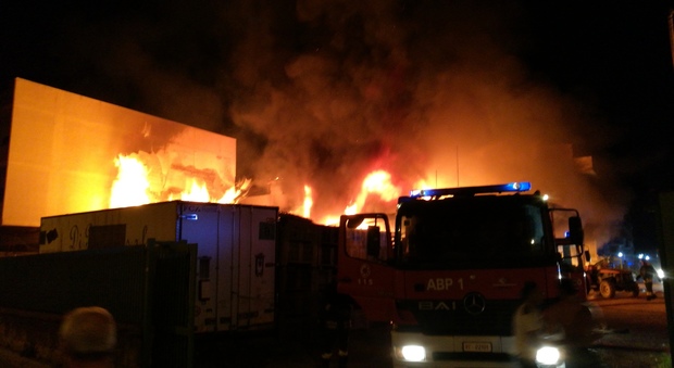 Giugliano, incendio in un deposito: fiamme alte e abitazioni a fuoco