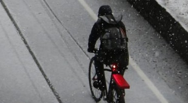 Londra, attacchi con l'acido ai ciclisti per rubargli le bici: condanna esemplare per un 17enne