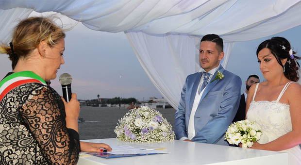 Marco e Giordana durante il matrimonio sulla spiaggia di Fregene