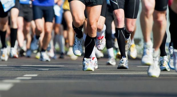 Torna domenica la Spaccanapoli Half Marathon: la città si attraversa di corsa (o a passo libero)