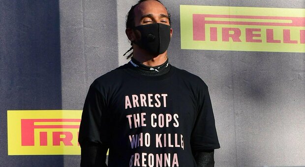 "Arrestate i poliziotti che hanno ucciso Breonna Taylor": la t shirt provocatoria di Lewis Hamilton