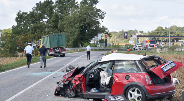 Frontale tra un camion e una Mini sulla Carrareccia: auto distrutta, conducente soccorso dall'eliambulanza