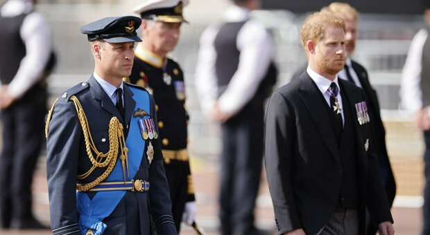 Regina Elisabetta funerale, Harry camminerà accanto a William e potrà indossare la divisa militare (per ordine del papà Re)