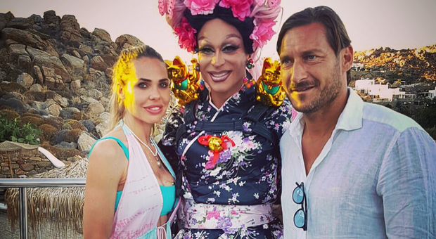 Totti e Ilary, ospiti d'onore a Mykonos della drag queen Priscilla