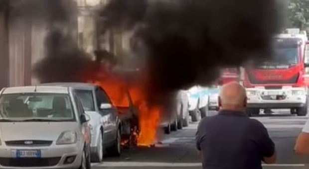 Incendio divora una macchina, paura e nube di fumo nero in centro