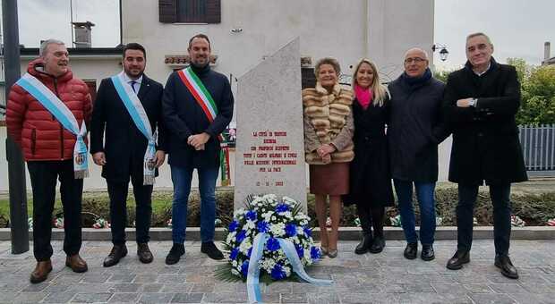 Il sindaco e parte delle autorità presenti accanto alla stele che commemora i caduti