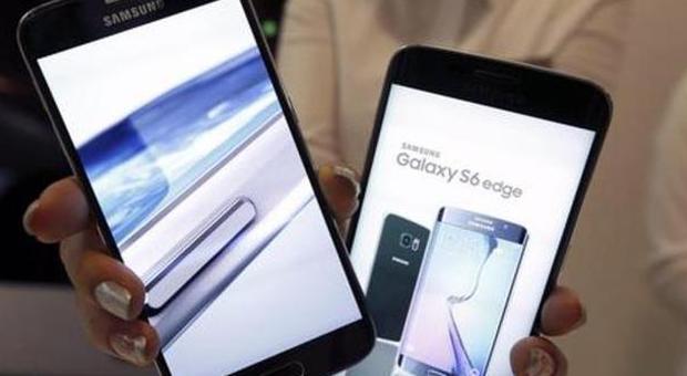 Samsung nasconde il marchio sui nuovi Galaxy: "Venderemo di più"